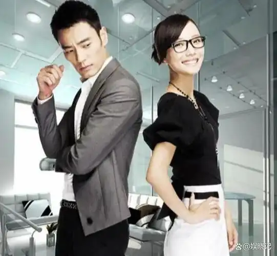 他是靳东同班同学娶过郝蕾爱过王珞丹负了殷桃后娶小10岁的她