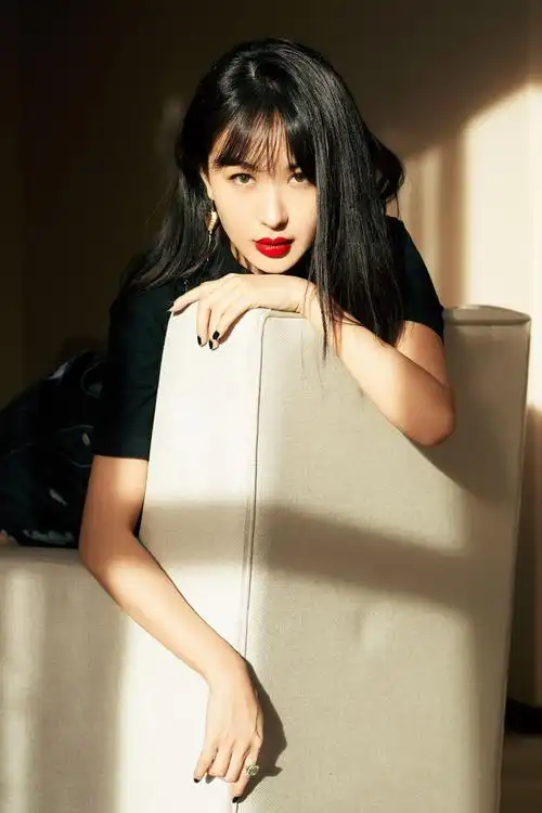 李菲儿性感红唇写真图片