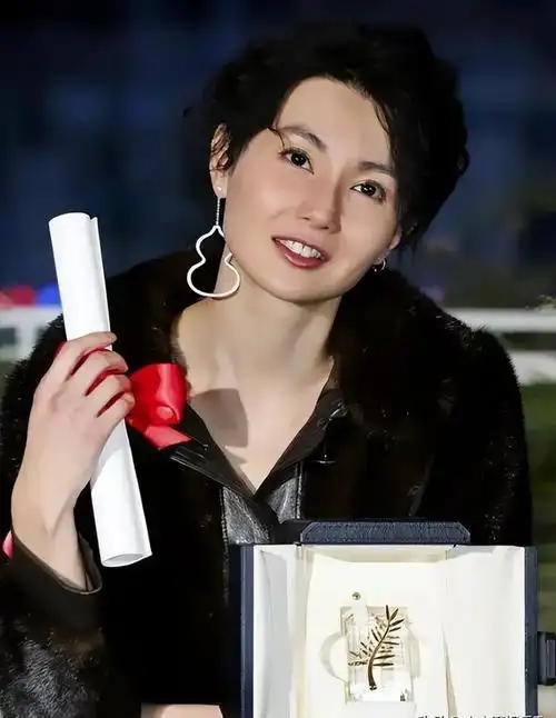 张曼玉:息影20年,独居贫区,不婚无子,59岁活得太飒了