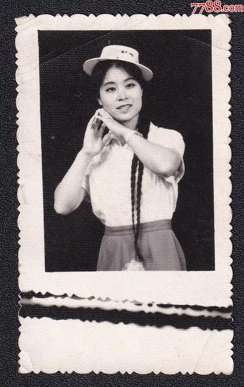 70年代长辫子美女老照片1张尺寸约4774厘米