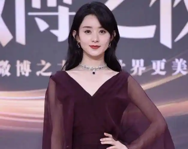 赵丽颖出镜尽显憔悴,眼角纹清晰,被指似戴假发,精修生图反差大_网友