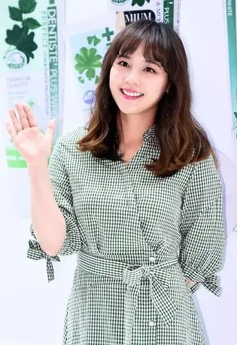 5月9日下午,韩国女艺人柳真在首尔三星洞出席了代言品牌的宣传活动.