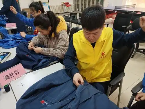 安特优志愿者开展义务缝补工服活动,一针一线透出点滴真情
