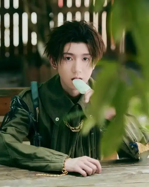 王源穿绿色衣服好好康