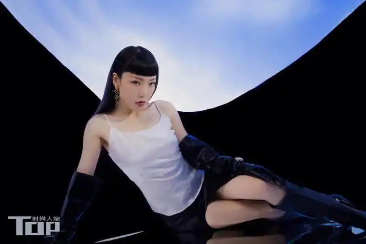 吴莫愁着丝侬silkiss知许吊带上衣