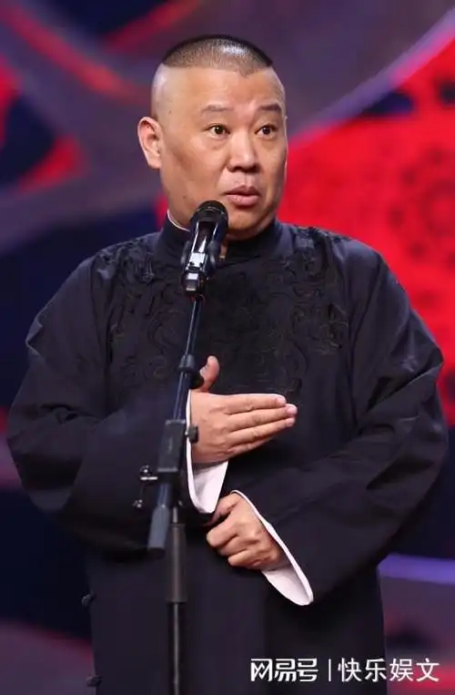 50岁郭德纲带8岁儿子隐居澳洲!娇妻王惠形影不离,全家和蔼可亲