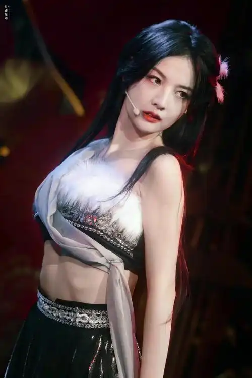 嗑颜bot超话#赵粤的身材#来被美女辣一下这个身材这个腹肌我