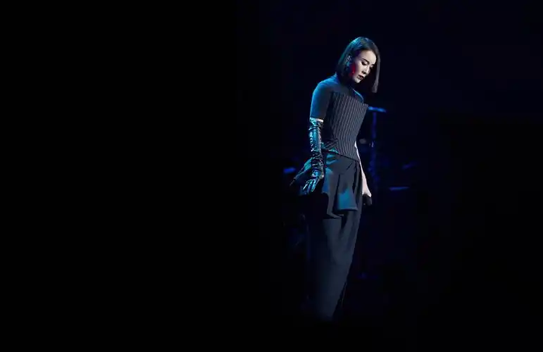 p>那英,1967年11月27日出生于辽宁省沈阳市沈河区,华语流行乐女歌手