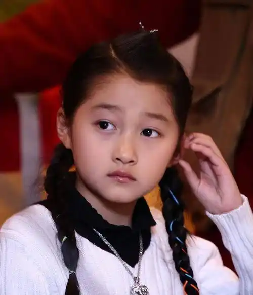 童星出道的关晓彤虽然比不上《家有儿女》杨紫的国民度高,可她却从小