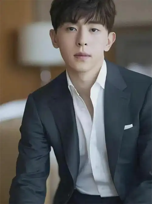 曝邓伦10月复出,被禁演一年算不上塌,名下公司全部注销重新开始