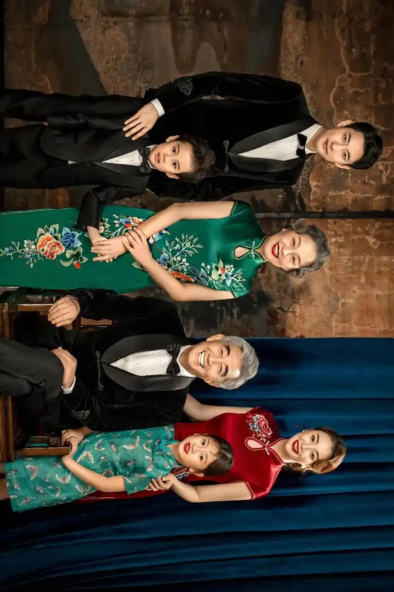 中老年艺术照,全家福,#烟台玛奇朵婚纱摄影 #中老年 #全家 - 抖音