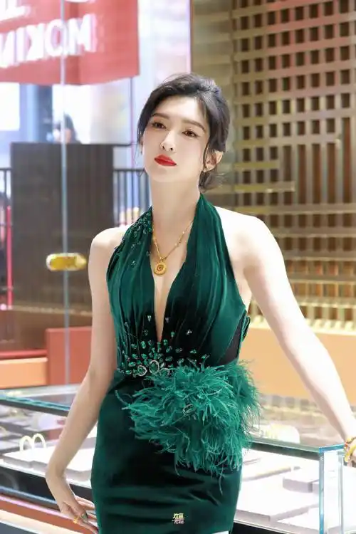 江疏影身着祖母绿长裙,展现不凡时尚品味!_文化_传统_续集