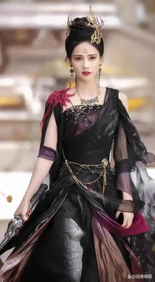 内娱女明星展现古装黑衣造型:神秘冷漠,散发女王范儿