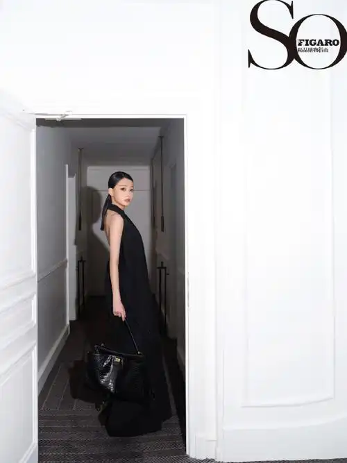 孙怡身穿全黑套装亮相balenciaga 2025春夏大秀,精致裁剪的廓形西装以