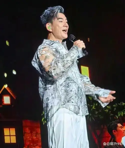 任贤齐,1966年6月23日出生于中国台湾省彰化县,祖籍湖北省武汉市江夏