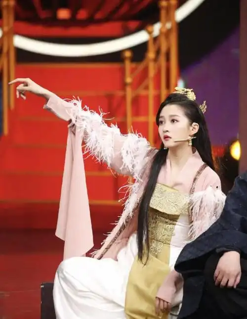 关晓彤身穿古装红衣秀舞技,拂袖而舞姿态迷人