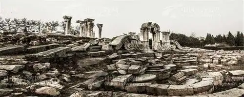 圆明园废墟,位于北京市区的西北角,毗邻颐和园,清华园,占地面积约三百