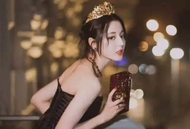 有种"整容"叫迪丽热巴,头戴皇冠美成小仙女,网友:顶不住了!