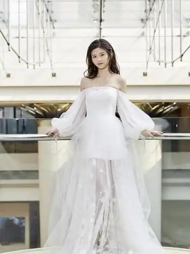 snh48林思意亮相上海电影节红毯 参演《三色镯》引期待