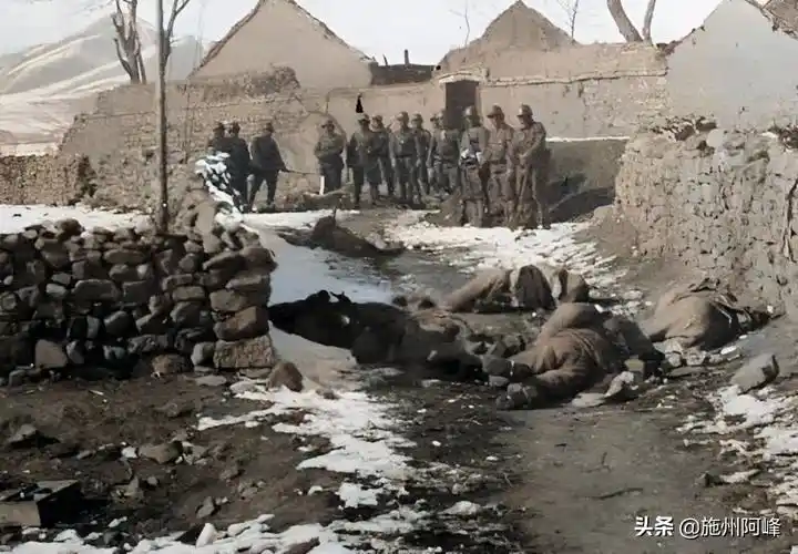 老照片:日军屠村后,一位老奶奶看着女儿的尸体久久不愿离去