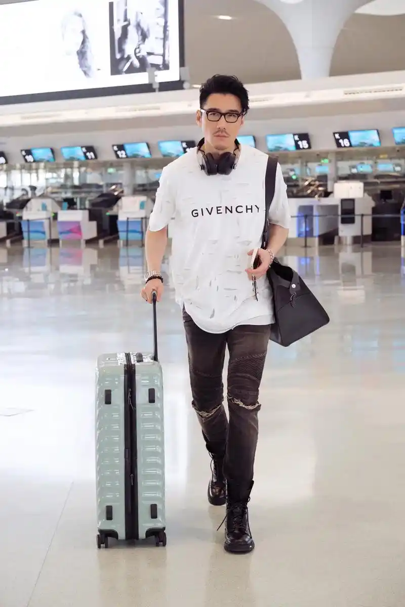 万人迷喜欢的男人.胡兵不老男神#机场照 #极简穿搭 #潮流不 - 抖音