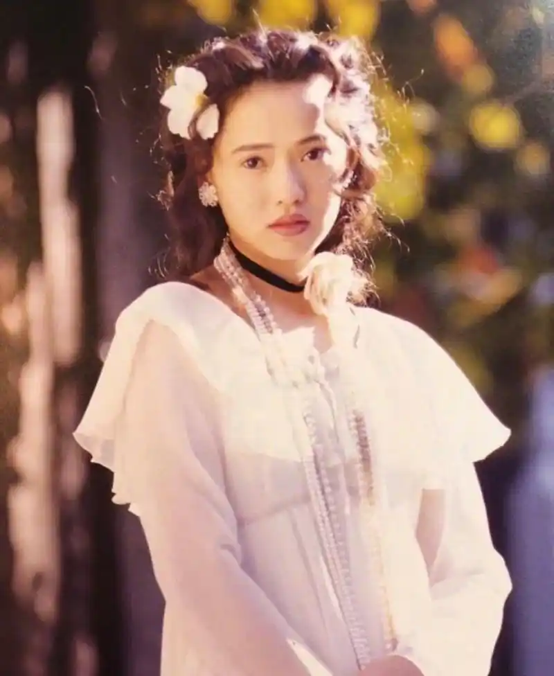 收集到的一些伊能静旧照,是那时候的宅男女神啊,湖上泛舟那张美的惊心