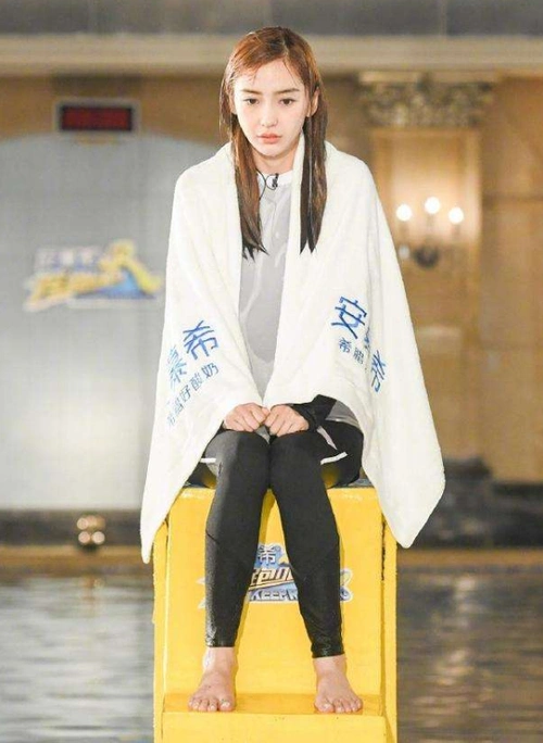 程潇生理期坚持录跑男被高压水枪怒喷好心疼