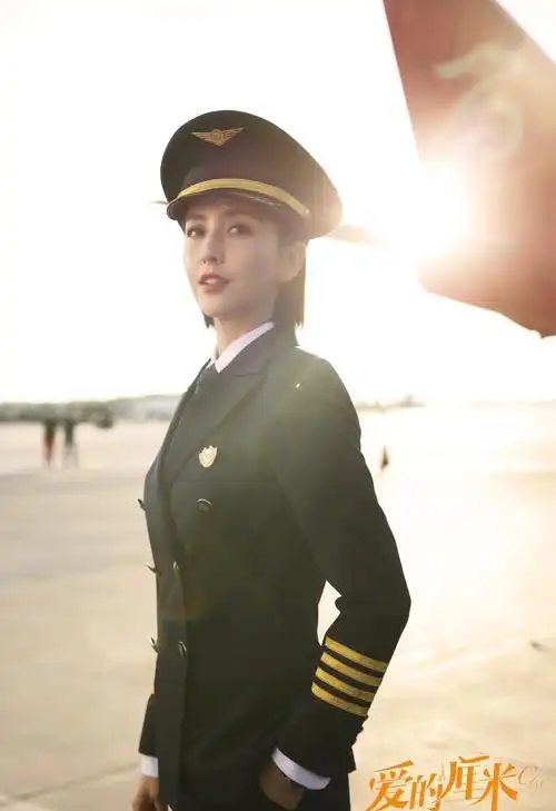 佟丽娅机长造型曝光!身姿挺拔戴墨镜又帅又霸气