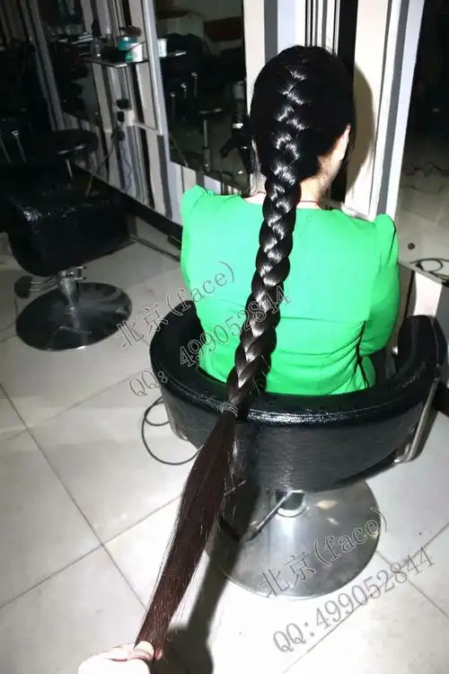 乌黑油亮的大辫子沉甸甸的,发质柔软,顺滑,特别好梳理,不打结,这位