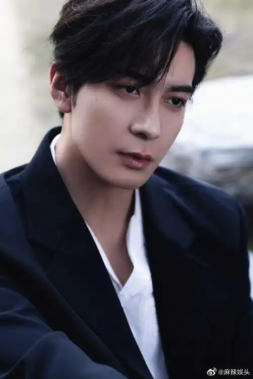 陈星旭黑西装大片