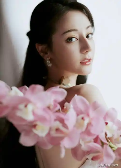 迪丽热巴仙女下凡白裙亮相惊艳全场