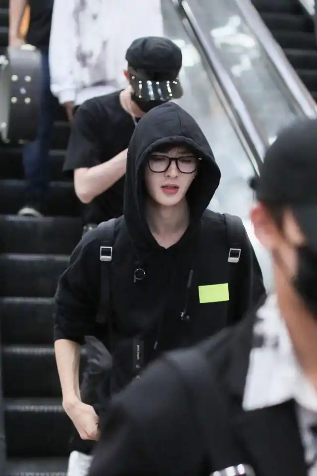 朱正廷戴帽架眼镜难掩帅气容颜,表情呆萌似美少年