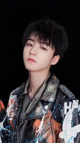 王俊凯晒照片,被网友发现圣诞树同去年一样,勤俭节约的好青年