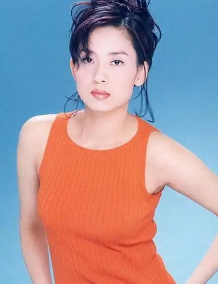 图邝美云年轻照片稳坐香港炒楼女明星第一人