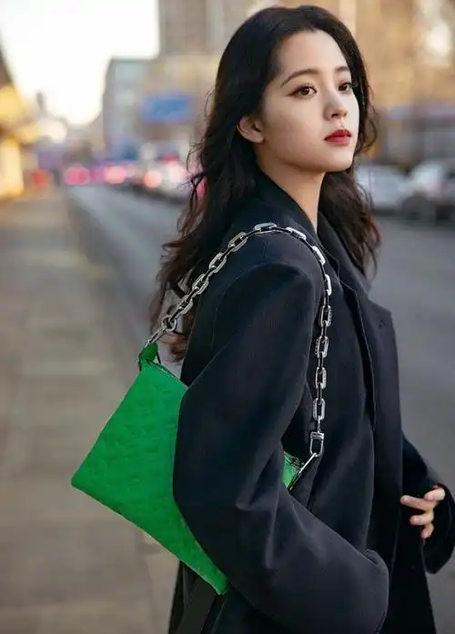 欧阳娜娜短发学生装造型意外撞脸孙俪含胸驼背体态不佳影响气质