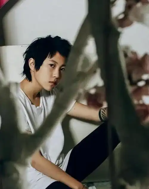 同是窦唯的基因把王菲的女儿和高原的女儿一对比差距就出来了