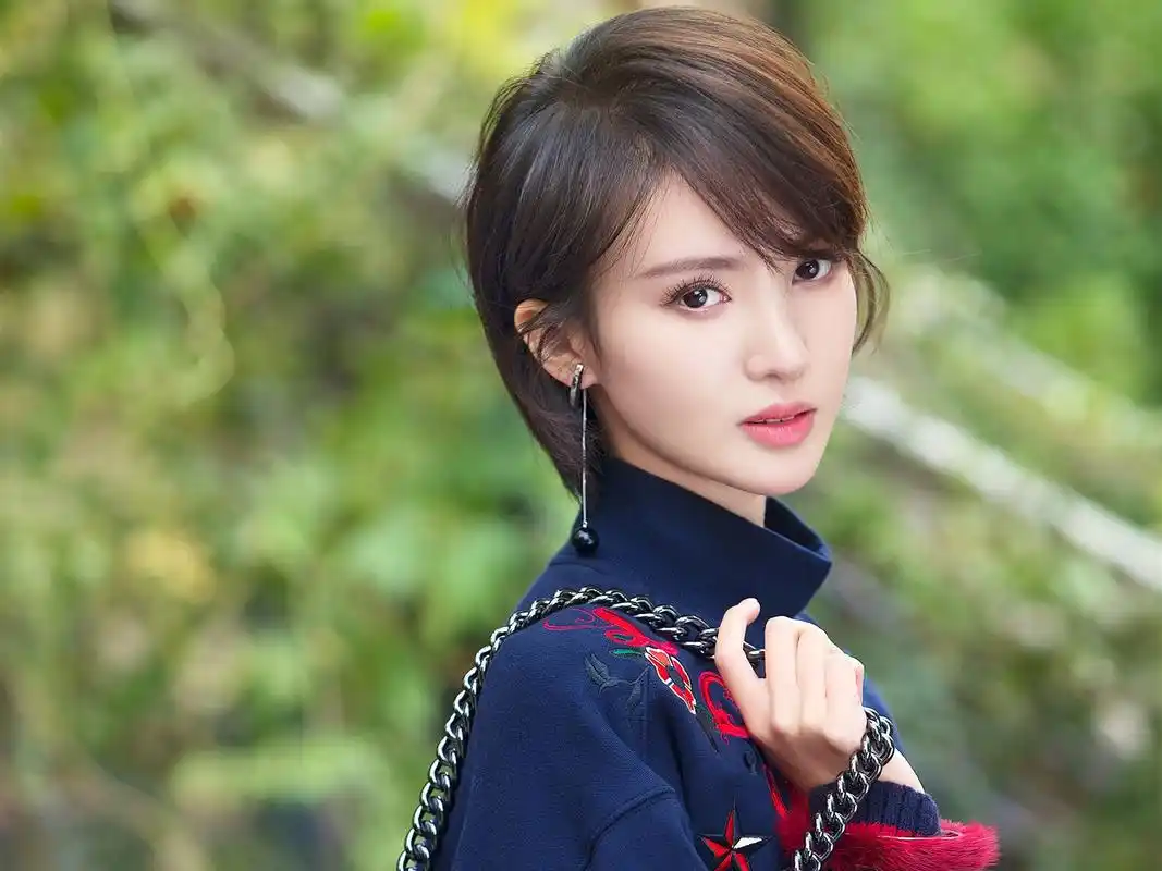 金晨短发时尚帅气图片桌面壁纸