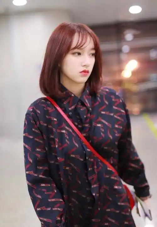 短发酷girl程潇穿衬衫走机场,配绑带长筒靴,长腿依旧瞩目_姐姐_衣服