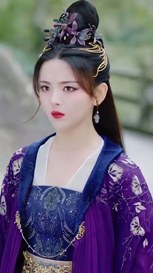 壁纸分享,杨超越这深色烟熏妆,是黑化了哦