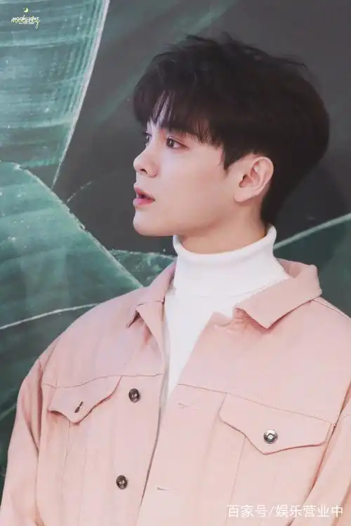 尤长靖活动站台,白色高领毛衣搭粉色小外套,像颗甜甜的小草莓!