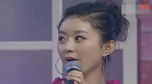 赵丽颖早年录《天天向上》与汪涵亲密互动,从头到脚一身土气毁形象