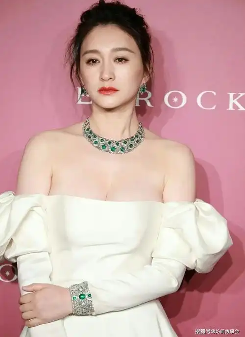 在一场罕见的线下活动中,女演员李小冉以一袭白色抹胸长裙亮相,成为