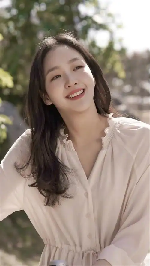 壁纸:韩国女星金高银,kim go eun,一位长相甜美,温柔可人的韩国女演员