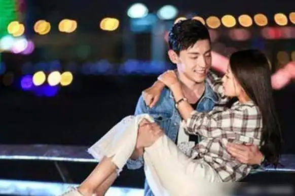 除了画面很甜蜜,还能从邓伦的表情看出女星的体重.