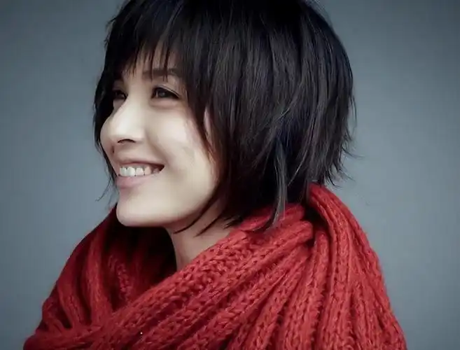 小知识:演员李佳个人资料简介(40岁高龄为靳东生儿子)-图3