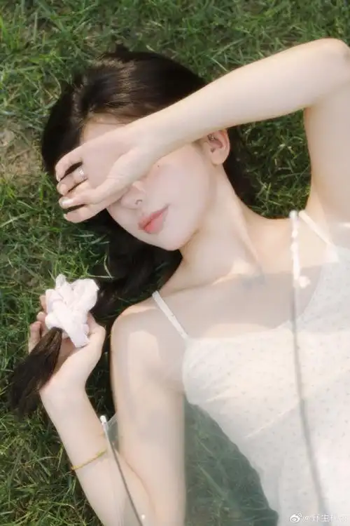 的照片随意找了片草坪和一把伞就能轻松拍出氛围感照片～宝宝们快试试