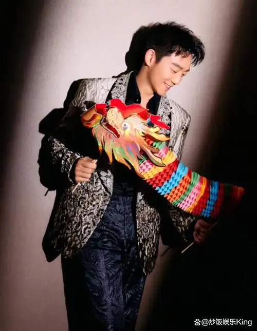 38岁郑恺现身辽宁卫视春晚!为赚奶粉钱分身乏术,工作繁忙行程满