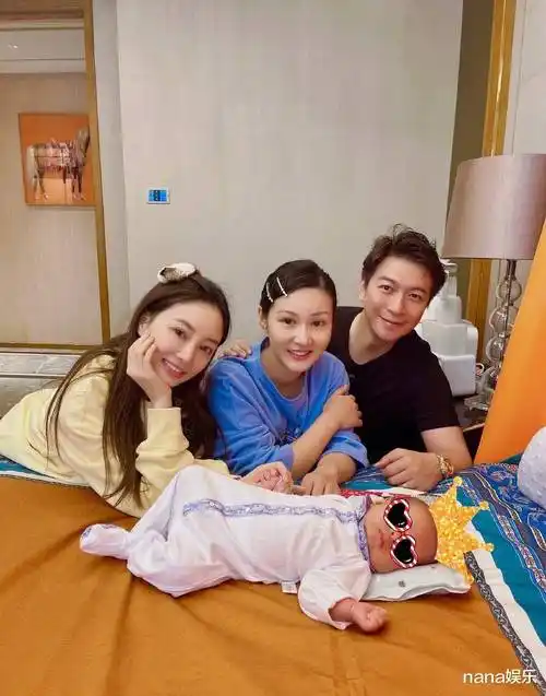 李小璐久违抱孩子依然娴熟,和好友一家三口合照,心情超好_因为_小宝宝