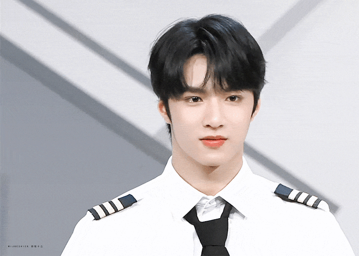 成龙盛赞新生代演员刘耀文,"重庆吴彦祖"的名头算是板上钉钉了_节目