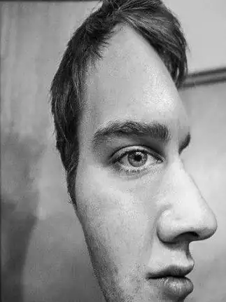 幽默笑话:我小时候一直以为,千里走单骑就是这样,是